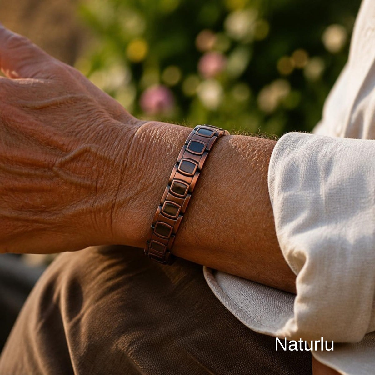 Kupfer Magnetarmband am Handgelenk eines Mannes